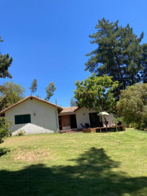 Alojamiento Punta verde parcela orilla lago Rapel piscina campo